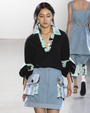 New York, Ny - 09 Eylül 2018: Claudia Li bahar yaz 2019 moda pist göster New York moda haftası sırasında bir model yürür.