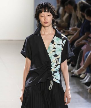 New York, Ny - 09 Eylül 2018: Claudia Li bahar yaz 2019 moda pist göster New York moda haftası sırasında bir model yürür.