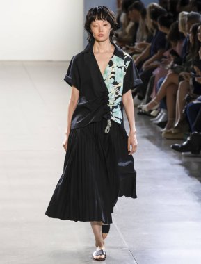 New York, Ny - 09 Eylül 2018: Claudia Li bahar yaz 2019 moda pist göster New York moda haftası sırasında bir model yürür.