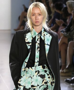 New York, Ny - 09 Eylül 2018: Claudia Li bahar yaz 2019 moda pist göster New York moda haftası sırasında bir model yürür.