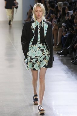 New York, Ny - 09 Eylül 2018: Claudia Li bahar yaz 2019 moda pist göster New York moda haftası sırasında bir model yürür.