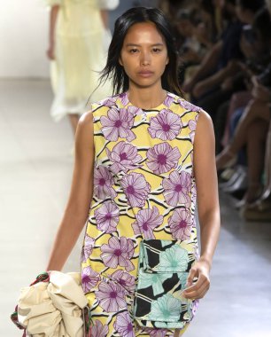 New York, Ny - 09 Eylül 2018: Claudia Li bahar yaz 2019 moda pist göster New York moda haftası sırasında bir model yürür.