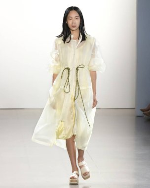 New York, Ny - 09 Eylül 2018: Claudia Li bahar yaz 2019 moda pist göster New York moda haftası sırasında bir model yürür.