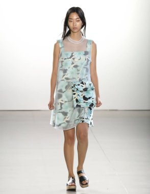 New York, Ny - 09 Eylül 2018: Claudia Li bahar yaz 2019 moda pist göster New York moda haftası sırasında bir model yürür.