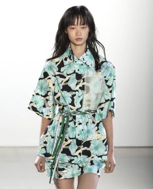 New York, Ny - 09 Eylül 2018: Claudia Li bahar yaz 2019 moda pist göster New York moda haftası sırasında bir model yürür.