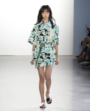 New York, Ny - 09 Eylül 2018: Claudia Li bahar yaz 2019 moda pist göster New York moda haftası sırasında bir model yürür.