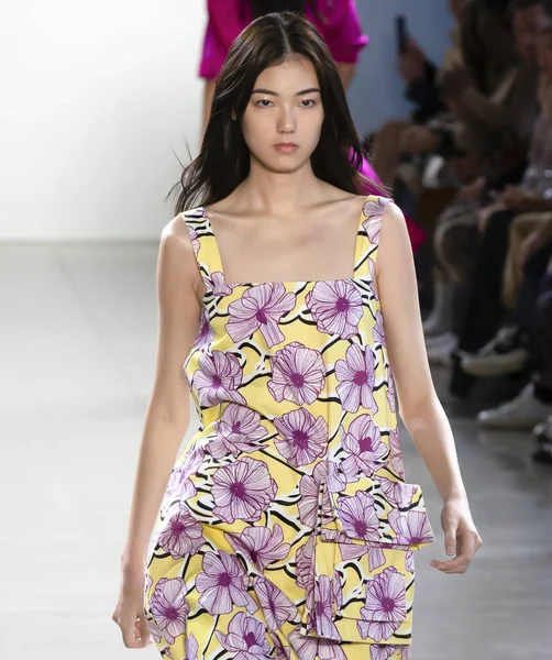 New York, Ny - 09 Eylül 2018: Claudia Li bahar yaz 2019 moda pist göster New York moda haftası sırasında bir model yürür.