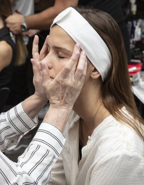 New York, Ny - 06 Eylül 2018: Manken sahne arkasında Tadashi Shoji bahar yaz 2019 defile için New York moda hafta kadın sırasında hazırlar.