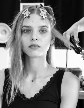 New York, Ny - 06 Eylül 2018: Karolina hazırlar sahne arkasında Tadashi Shoji bahar yaz 2019 defile için New York moda hafta kadın sırasında