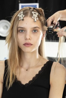 New York, Ny - 06 Eylül 2018: Karolina hazırlar sahne arkasında Tadashi Shoji bahar yaz 2019 defile için New York moda hafta kadın sırasında