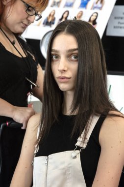 New York, Ny - 06 Eylül 2018: Larissa Marchiori hazırlar sahne arkasında Tadashi Shoji bahar yaz 2019 defile için New York moda hafta kadın sırasında