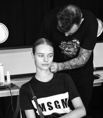 New York, Ny - 06 Eylül 2018: Anna hazırlar sahne arkasında Tadashi Shoji bahar yaz 2019 defile için New York moda hafta kadın sırasında