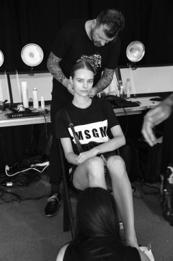 New York, Ny - 06 Eylül 2018: Anna hazırlar sahne arkasında Tadashi Shoji bahar yaz 2019 defile için New York moda hafta kadın sırasında