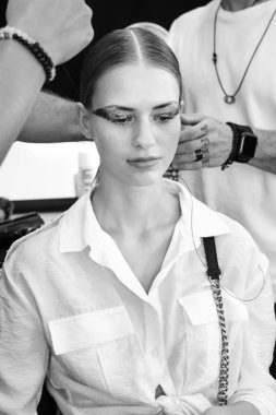 New York, Ny - 06 Eylül 2018: Alena Frolova hazırlar sahne arkasında Tadashi Shoji bahar yaz 2019 defile için New York moda hafta kadın sırasında