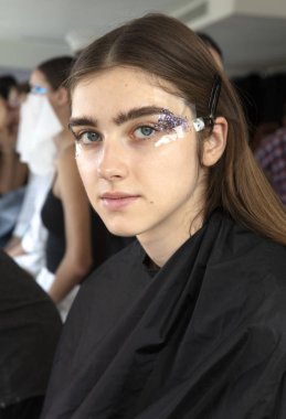 New York, Ny - 06 Eylül 2018: Jay Jankowska hazırlar sahne arkasında Tadashi Shoji bahar yaz 2019 defile için New York moda hafta kadın sırasında