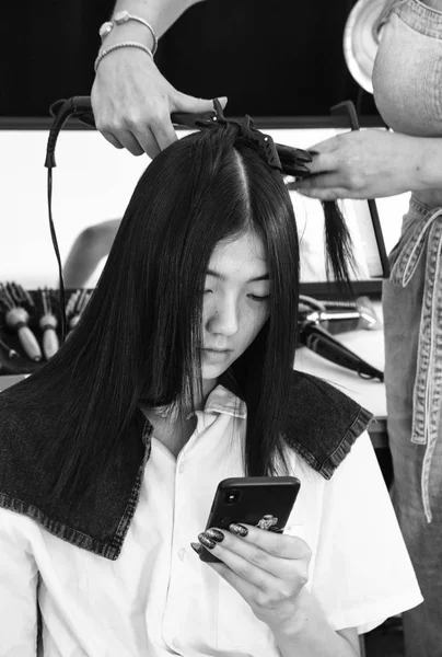 New York, Ny - 06 Eylül 2018: Chen Siqi hazırlar sahne arkasında Tadashi Shoji bahar yaz 2019 defile için New York moda hafta kadın sırasında