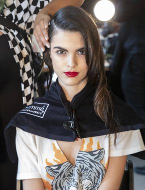 New York, Ny - 11 Eylül 2018: Carol Mendes hazırlar sahne arkasında Naeem Khan bahar yaz 2019 defile için New York moda hafta kadın sırasında