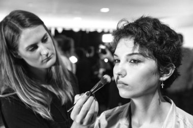 New York, Ny - 11 Eylül 2018: Anastasia Chekry hazırlar sahne arkasında Naeem Khan bahar yaz 2019 defile için New York moda hafta kadın sırasında