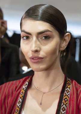 New York, Ny - 11 Eylül 2018: Manken sahne arkasında Naeem Khan bahar yaz 2019 defile için New York moda hafta kadın sırasında hazırlar.