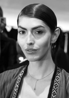 New York, Ny - 11 Eylül 2018: Manken sahne arkasında Naeem Khan bahar yaz 2019 defile için New York moda hafta kadın sırasında hazırlar.