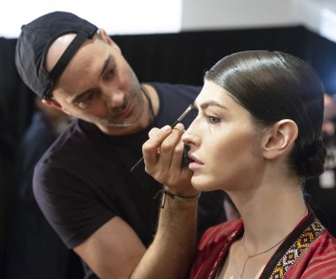 New York, Ny - 11 Eylül 2018: Manken sahne arkasında Naeem Khan bahar yaz 2019 defile için New York moda hafta kadın sırasında hazırlar.