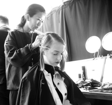 New York, Ny - 11 Eylül 2018: Nina Dapper Naeem Khan bahar yaz 2019 defile için New York moda hafta kadın sırasında kuliste hazırlar