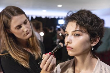 New York, Ny - 11 Eylül 2018: Anastasia Chekry hazırlar sahne arkasında Naeem Khan bahar yaz 2019 defile için New York moda hafta kadın sırasında