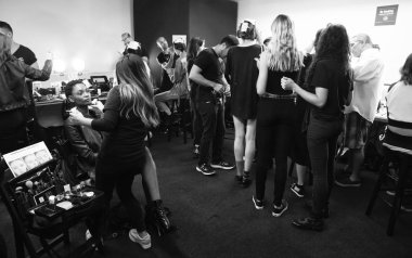 New York, Ny - 11 Eylül 2018: Sahne arkası atmosfer Hogan Mclaughlin bahar yaz 2019 moda gösterisi sırasında New York moda hafta kadın önce bir görünüm