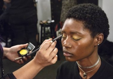 New York, Ny - 11 Eylül 2018: Manken sahne arkasında Hogan Mclaughlin bahar yaz 2019 defile için New York moda hafta kadın sırasında hazırlar.