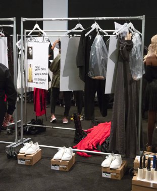 New York, Ny - 11 Eylül 2018: Koleksiyon giyim parça Hogan Mclaughlin bahar yaz 2019 moda gösterisi sırasında New York moda hafta kadınlar için bir görünüm