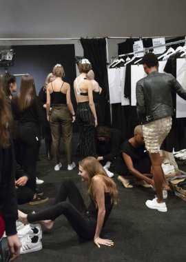 New York, Ny - 11 Eylül 2018: Sahne arkası atmosfer Hogan Mclaughlin bahar yaz 2019 moda gösterisi sırasında New York moda hafta kadın önce bir görünüm
