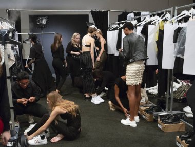 New York, Ny - 11 Eylül 2018: Sahne arkası atmosfer Hogan Mclaughlin bahar yaz 2019 moda gösterisi sırasında New York moda hafta kadın önce bir görünüm