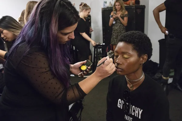 New York Septembre 2018 Mannequin Prépare Les Coulisses Défilé Hogan — Photo