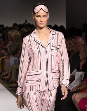 New York, Ny - 10 Eylül 2018: Dennis Basso bahar yaz 2019 moda pist göster New York moda haftası sırasında Magdalena Chachlica yürür