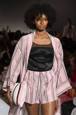 New York, Ny - 10 Eylül 2018: Dennis Basso bahar yaz 2019 moda pist göster New York moda haftası sırasında Djenice Duarte Silva yürür