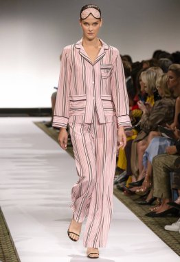 New York, Ny - 10 Eylül 2018: Dennis Basso bahar yaz 2019 moda pist göster New York moda haftası sırasında Magdalena Chachlica yürür