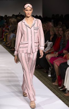 New York, Ny - 10 Eylül 2018: Dennis Basso bahar yaz 2019 moda pist göster New York moda haftası sırasında Magdalena Chachlica yürür