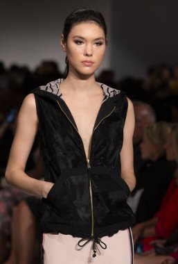 New York, Ny - 10 Eylül 2018: Dennis Basso bahar yaz 2019 moda pist göster New York moda haftası sırasında Angelica Erthal yürür