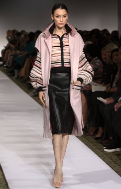 New York, Ny - 10 Eylül 2018: Muriel Beal New York moda haftası sırasında Dennis Basso bahar yaz 2019 defile pist yürür