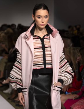 New York, Ny - 10 Eylül 2018: Muriel Beal New York moda haftası sırasında Dennis Basso bahar yaz 2019 defile pist yürür