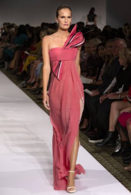 New York, Ny - 10 Eylül 2018: Dennis Basso bahar yaz 2019 moda pist göster New York moda haftası sırasında Alla Kostromichova yürür