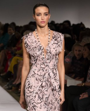 New York, Ny - 10 Eylül 2018: Dennis Basso bahar yaz 2019 moda pist göster New York moda haftası sırasında bir model yürür.