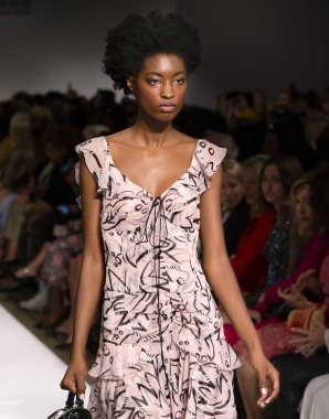 New York, Ny - 10 Eylül 2018: Makala Johnson New York moda haftası sırasında Dennis Basso bahar yaz 2019 defile pist yürür