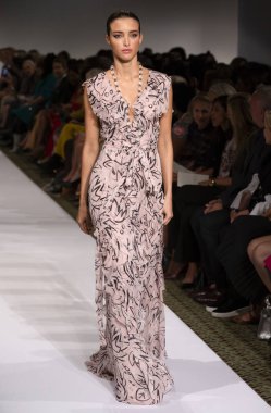 New York, Ny - 10 Eylül 2018: Dennis Basso bahar yaz 2019 moda pist göster New York moda haftası sırasında bir model yürür.