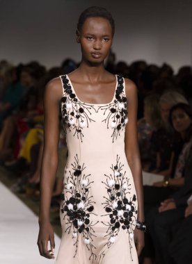 New York, Ny - 10 Eylül 2018: Dennis Basso bahar yaz 2019 moda pist göster New York moda haftası sırasında Nyara Aboja yürür
