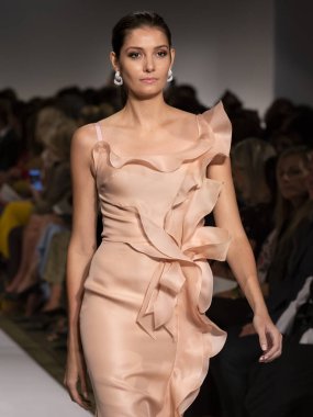 New York, Ny - 10 Eylül 2018: Dennis Basso bahar yaz 2019 moda pist göster New York moda haftası sırasında bir model yürür.