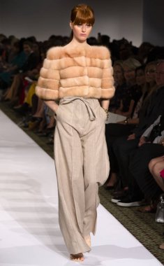 New York, Ny - 10 Eylül 2018: Dennis Basso bahar yaz 2019 moda pist göster New York moda haftası sırasında Fabienne Dobbe yürür