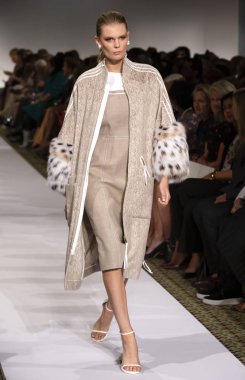 New York, Ny - 10 Eylül 2018: Alexandra Elizabeth Ljadov New York moda haftası sırasında Dennis Basso bahar yaz 2019 defile pist yürür