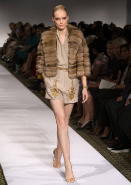 New York, Ny - 10 Eylül 2018: Dennis Basso bahar yaz 2019 moda pist göster New York moda haftası sırasında bir model yürür.