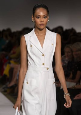 New York, Ny - 10 Eylül 2018: Martine Fox Dennis Basso bahar yaz 2019 moda gösterisi New York moda haftası sırasında pist yürür